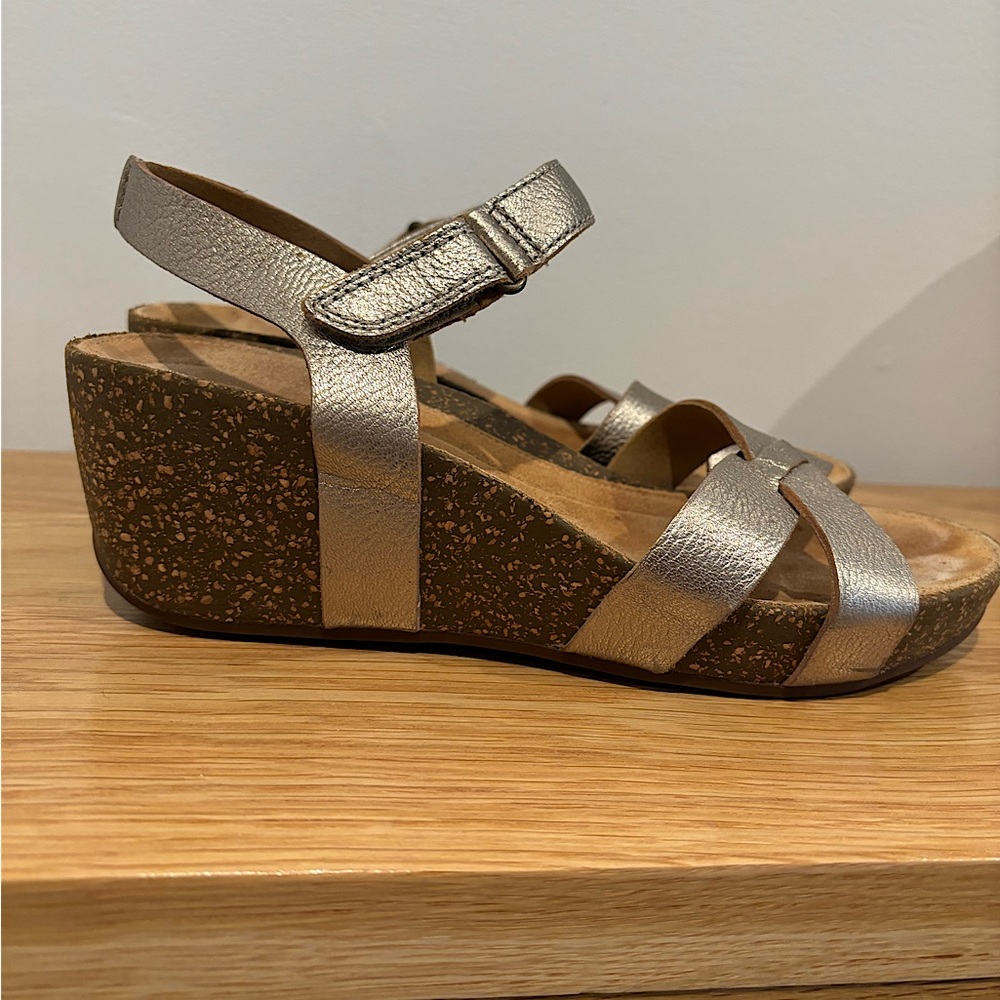 Clarks Temira Compass Mid Heel Silver Wedge Strappy Sandals Women's 8.5 26116256